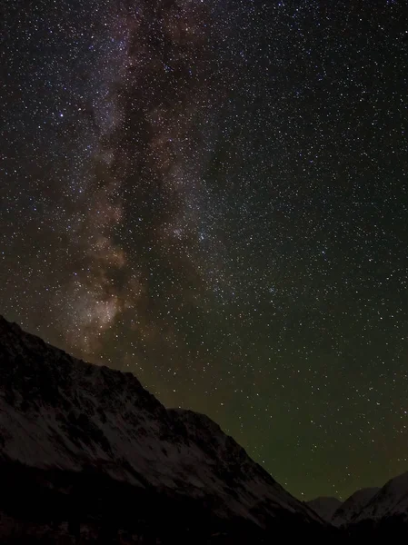 Estrellas montañas cielo Vía Láctea — Foto de Stock