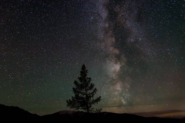 Yıldız Dağları Samanyolu gece gökyüzü