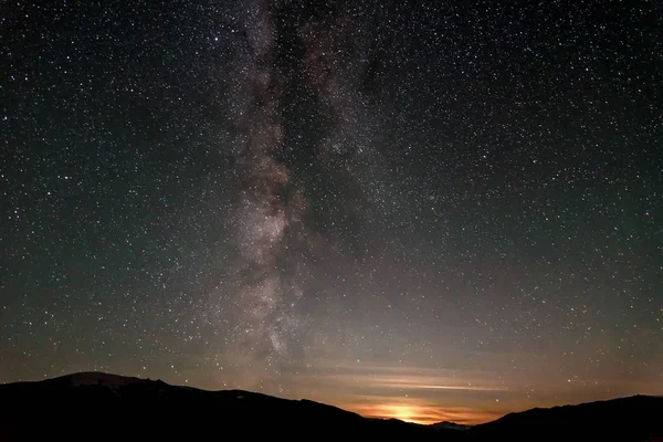 Estrellas montañas cielo vía láctea noche — Foto de Stock