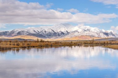 Göl dağlar bulutlar yansıma masmavi sonbahar