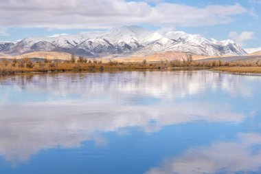 Göl dağlar bulutlar yansıma masmavi sonbahar