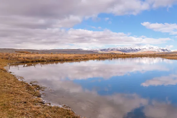 See Berge Wolken Reflexion azurblauen Herbst — Stockfoto