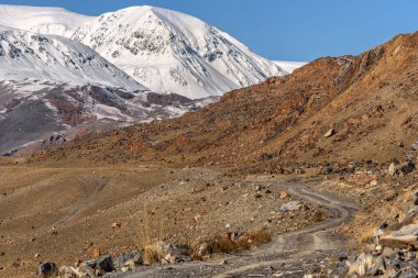 sonbahar kar sarma dağlar yol