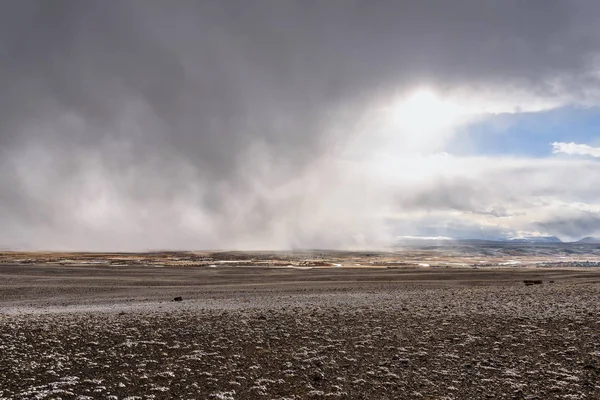 Steppe bergen sneeuw vallen storm wolken — Stockfoto