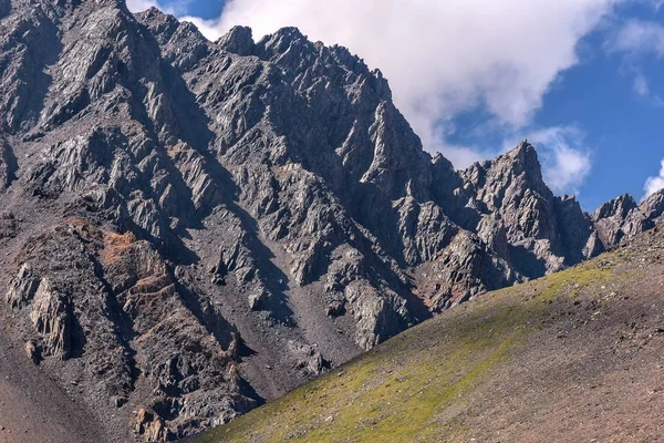 Montaña nubes roca pico pendiente — Foto de Stock