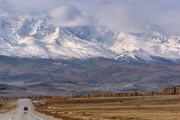 Väg asfalt bergen hösten snö bil — Stockfoto