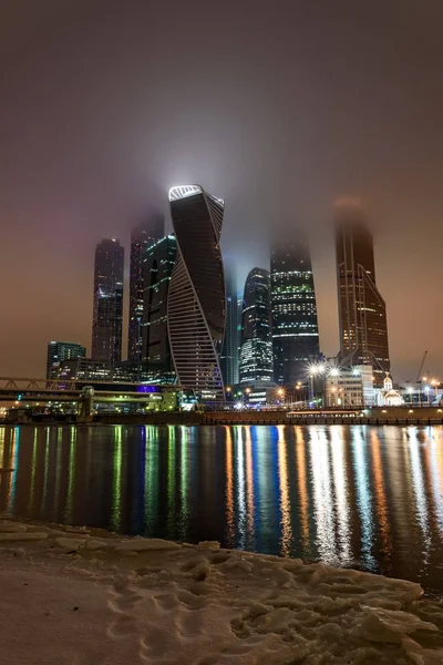 莫斯科城市商务中心夜雾 — 图库照片