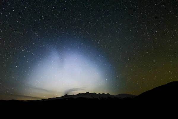 Halo ster berg nachthemel ufo — Stockfoto