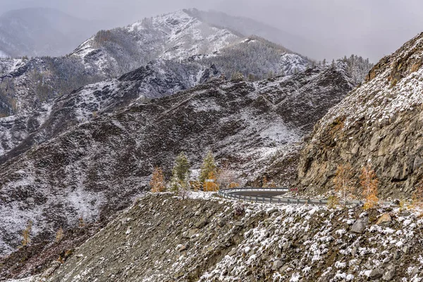 Estrada montanhas neve hairpin curva — Fotografia de Stock