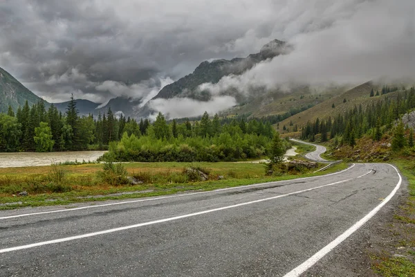 Estrada montanhas nevoeiro floresta nublado — Fotografia de Stock