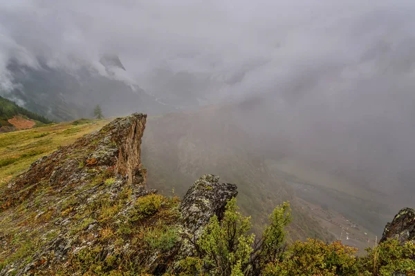 Hory údolí řeky obláčky — Stock fotografie