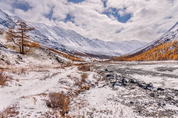 Hory sněhu silniční řeka stromů podzim — Stock fotografie