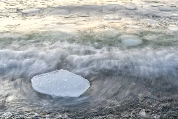 Jezero ledové vody vlna dawn — Stock fotografie