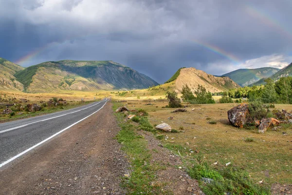 Carretera montaña arco iris bosque nublado — Foto de Stock