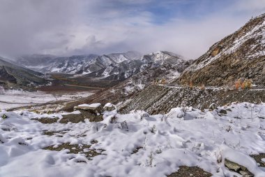 kar dağlar yol saç tokası eğrisi