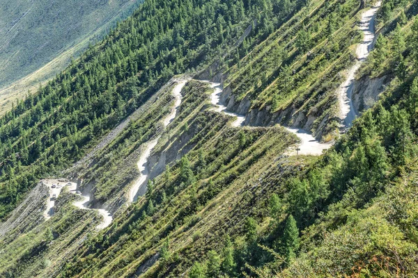 Dağlar yol serpantin geçmek yaz — Stok fotoğraf