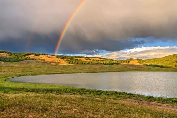 Hory jezero duhové mraky léto — Stock fotografie