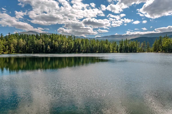 Lake forest berg moln reflektioner — Stockfoto