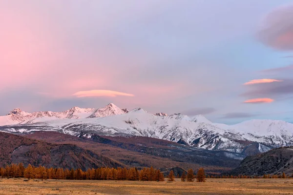 Montanhas céu nuvens lenticular outono — Fotografia de Stock