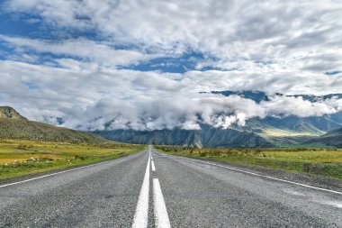 yol dağlar bulutlar asfalt