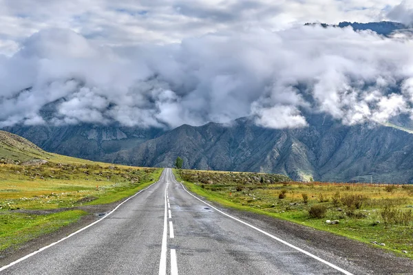 Weg bergen asfalt wolken — Stockfoto