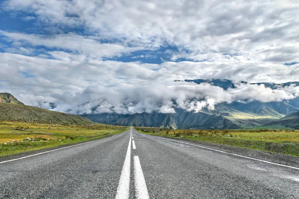 Weg bergen asfalt wolken — Stockfoto