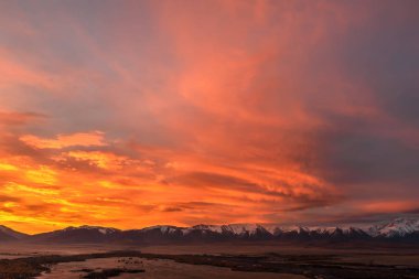 dağ gökyüzü günbatımı ateşli bulutlar