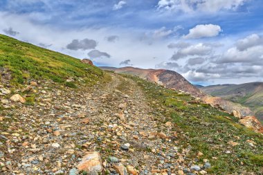 yol taş dağlar gökyüzü yaz