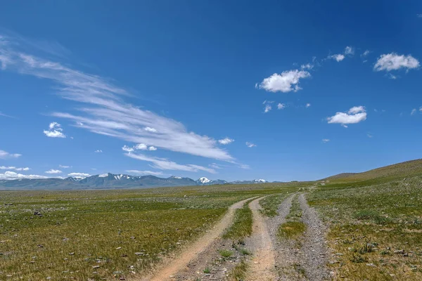 Road gravel steppe mountains sky — Stock Photo, Image