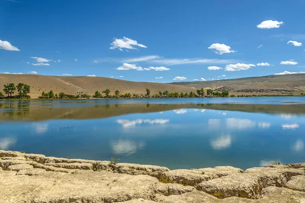 Göl bozkır Dağları gökyüzü bulutlar — Stok fotoğraf