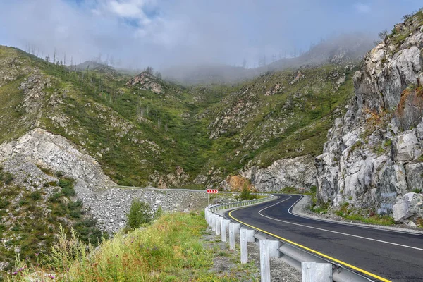 Carretera montañas pasar curva asfalto —  Fotos de Stock