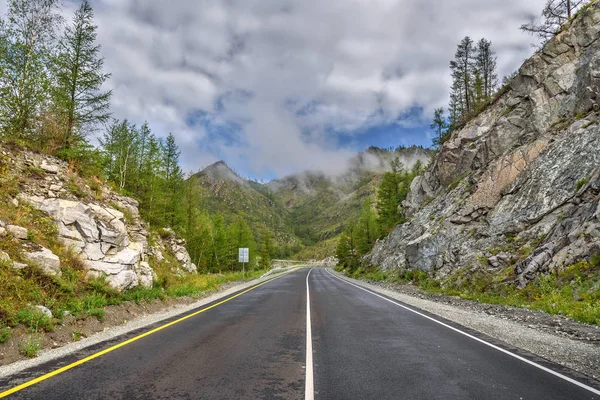 Estrada montanhas passar curva asfalto — Fotografia de Stock