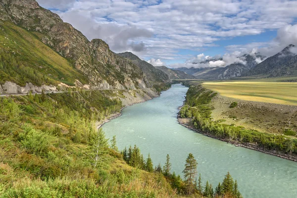 River road mountains clouds summer — Stock Photo, Image