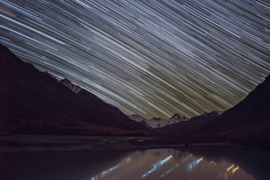 Yıldızlar dağları izler göl gölü sonbahar