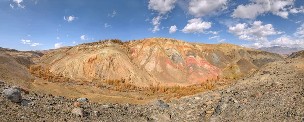 Montagne colore valle fiume alberi autunno — Foto Stock