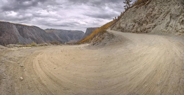 Yol dağları keskin virajları geçer sonbaharda — Stok fotoğraf