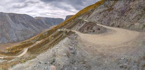Carretera montañas pasar curva horquilla otoño —  Fotos de Stock