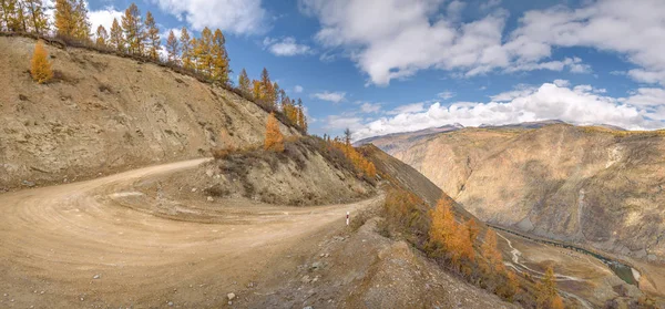 Drogi góry przechodzą hairpin krzywa jesień — Zdjęcie stockowe