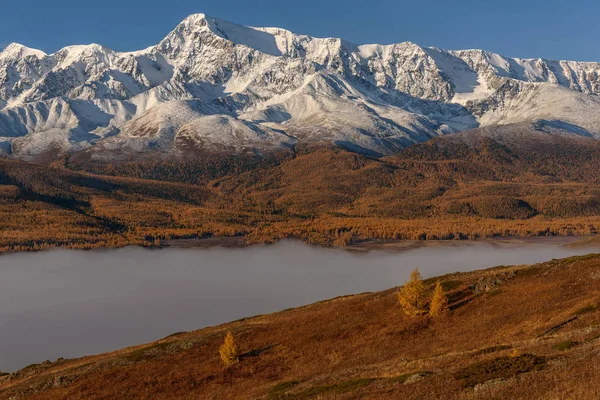 Montañas niebla amanecer lago otoño —  Fotos de Stock