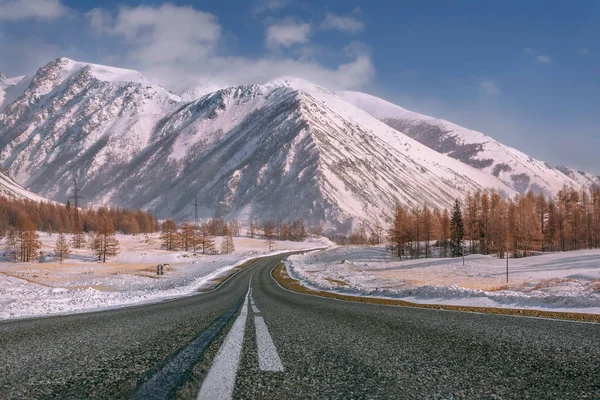 Straße Berge Schnee Winter Bäume — Stockfoto