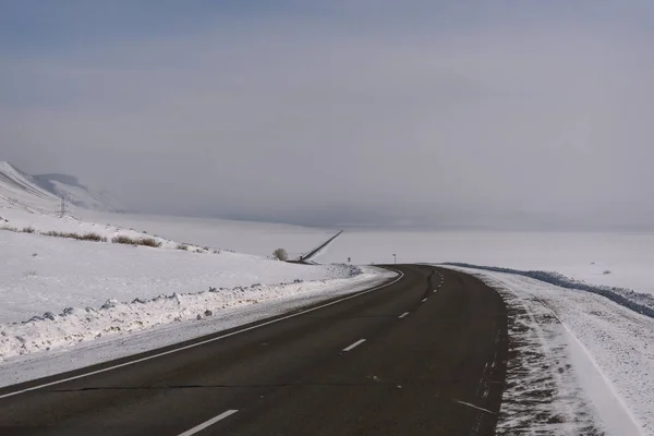 Дорога зимовий степ гори снігопадweather condition — стокове фото