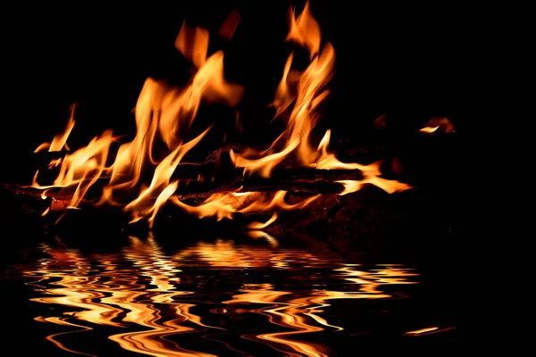 Fuego llama agua reflexión hoguera Fotos de stock libres de derechos