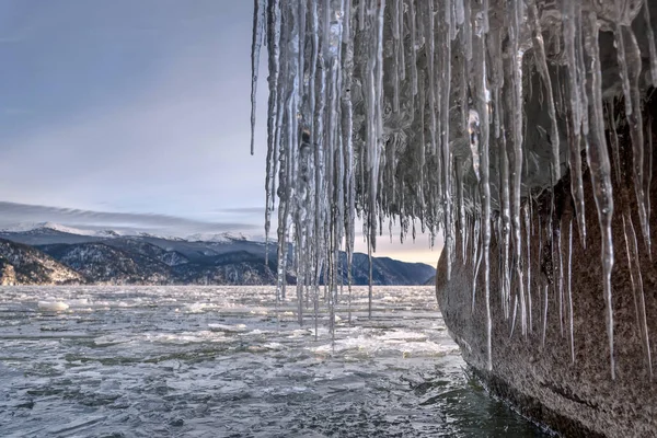 Carámbanos lago hielo agua montañas invierno —  Fotos de Stock