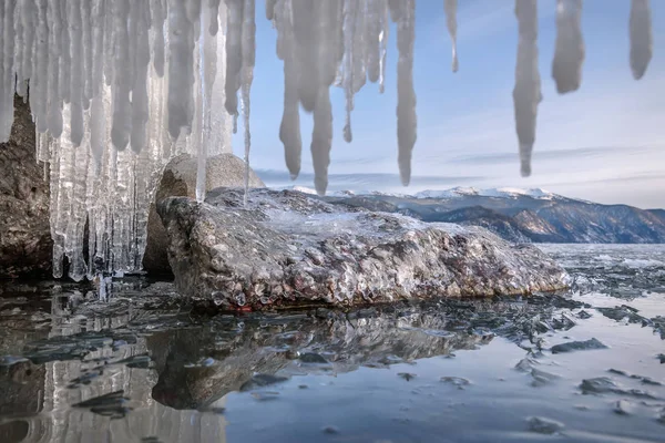 Buzlu göl buzlu su dağları kışı — Stok fotoğraf