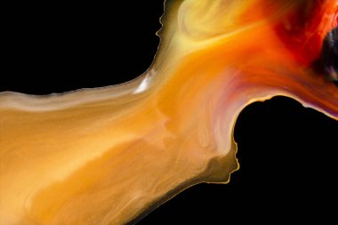 Altın rengi, kırmızı ve siyah soyut arkaplan, cam yüzeyinde suluboya resim, siyah, soyut ateş görüntüsü ve kopyalama alanı