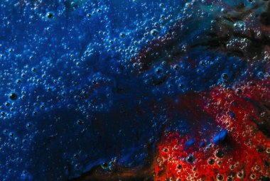 bulaşık deterjanı ve kırmızı mavi pigment renkleriyle baloncuk soyut arkaplan