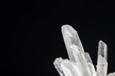 metin için kopyalama alanı ile siyah arkaplan üzerinde kuvars kristali, kristal arkaplan