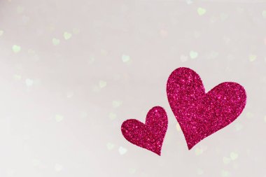 Parlak kalplerde iki kırmızı kalp bokeh arkaplan, kopyalanmış uzay metniyle sevgililer günü konsepti tasarımı, kart şablonu