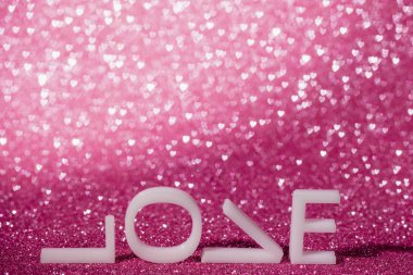 Sevgililer Günü arkaplanı. Parlak pembe, pırıl pırıl pembe bir aşk kelimesi. Anneler Günü için arka plan, aşk konsepti.