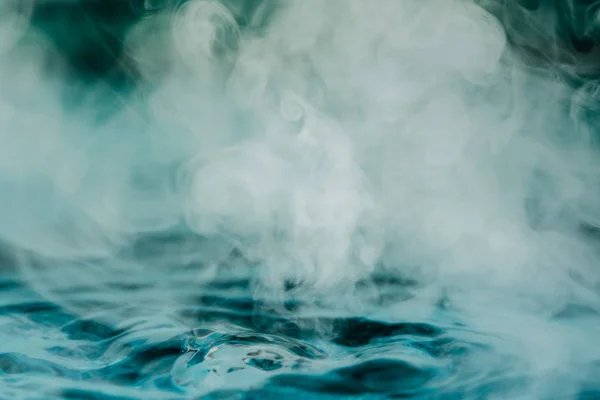 蒸気と水で青の抽象的な背景を — ストック写真